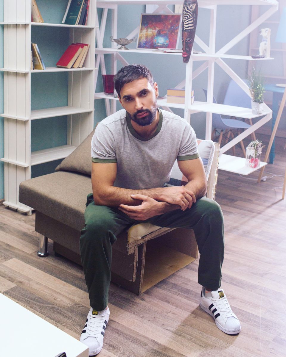 Для нового клипа Виталия Козловского пришлось разрезать всю мебель и технику в квартире